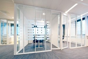 Алюминиевые перегородки в современных помещениях: преимущества архитектурной тенденции